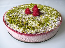 Cheesecake with pistachios and raspberry