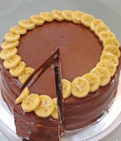 Banana caramel cake