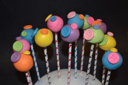 Cake pops with buttons