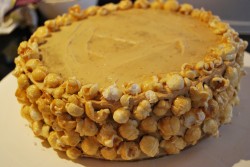 Caramel popcorn cake