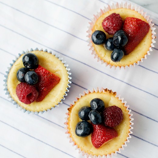 Cheesecake cupcakes with berries