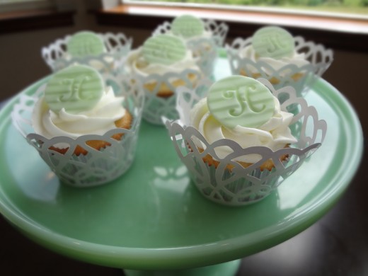 Cute wedding cupcakes