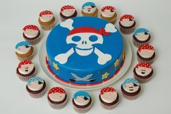 Pirate cake with cupcakes