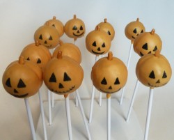 Pumpkin Halloween cake pops