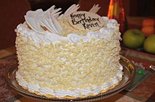 Vanilla cake with white chocolate shavings
