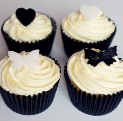 White and black wedding cupcakes
