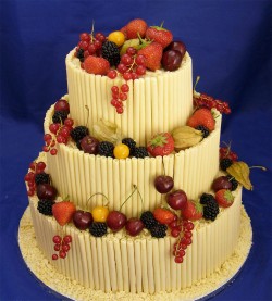 White chocolate cake with fruits