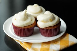 Carrot cupcakes with cream