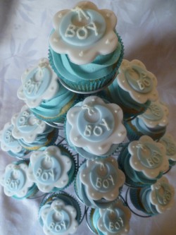 Baby shower cupcakes with bibs