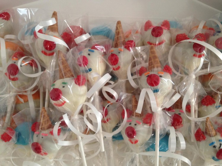 Birthday cake pops – clown