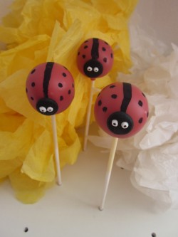 Birthday cake pops – ladybug