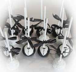 Bride and groom cakepops