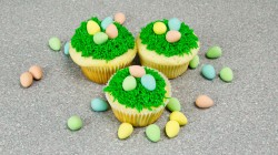 Cupcakes with Easter eggs