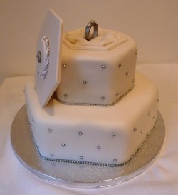 2 tiers engagement cake