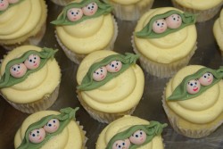 Baby shower cupcakes – peas