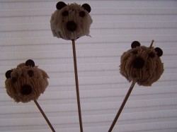 Bear cake pops with cream frosting