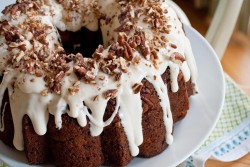 Bundt cake’s decoration idea