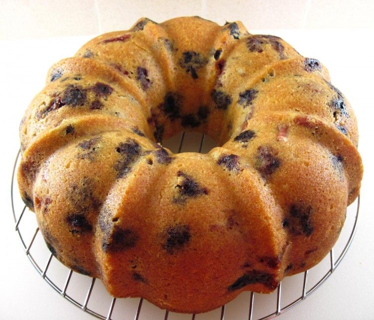 Bundt cake with berries