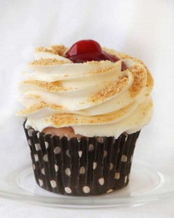 Cherry cheesecake cupcake