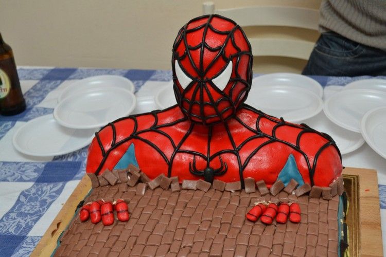 Creative Spiderman cake