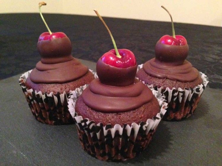 Dark chocolate and cherry cupcakes