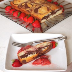 Marble cake with strawberries