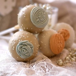 Pretty Wedding cake pops