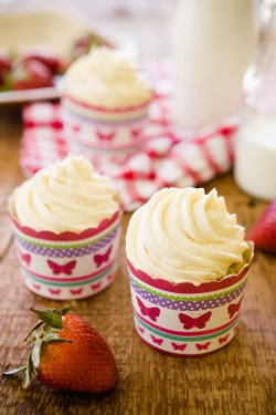 Strawberry and rhubarb cupcakes