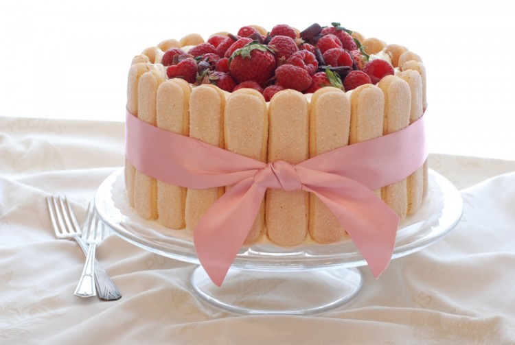 Tiramisu with berries cake