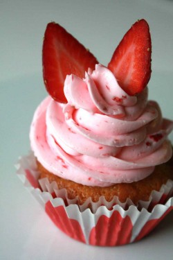 Vanilla cupcake with strawberries