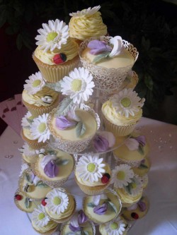 Wedding cupcakes with flowers