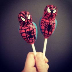 2 Spider man cake pops