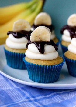 Banana cupcakes with cheese frosting