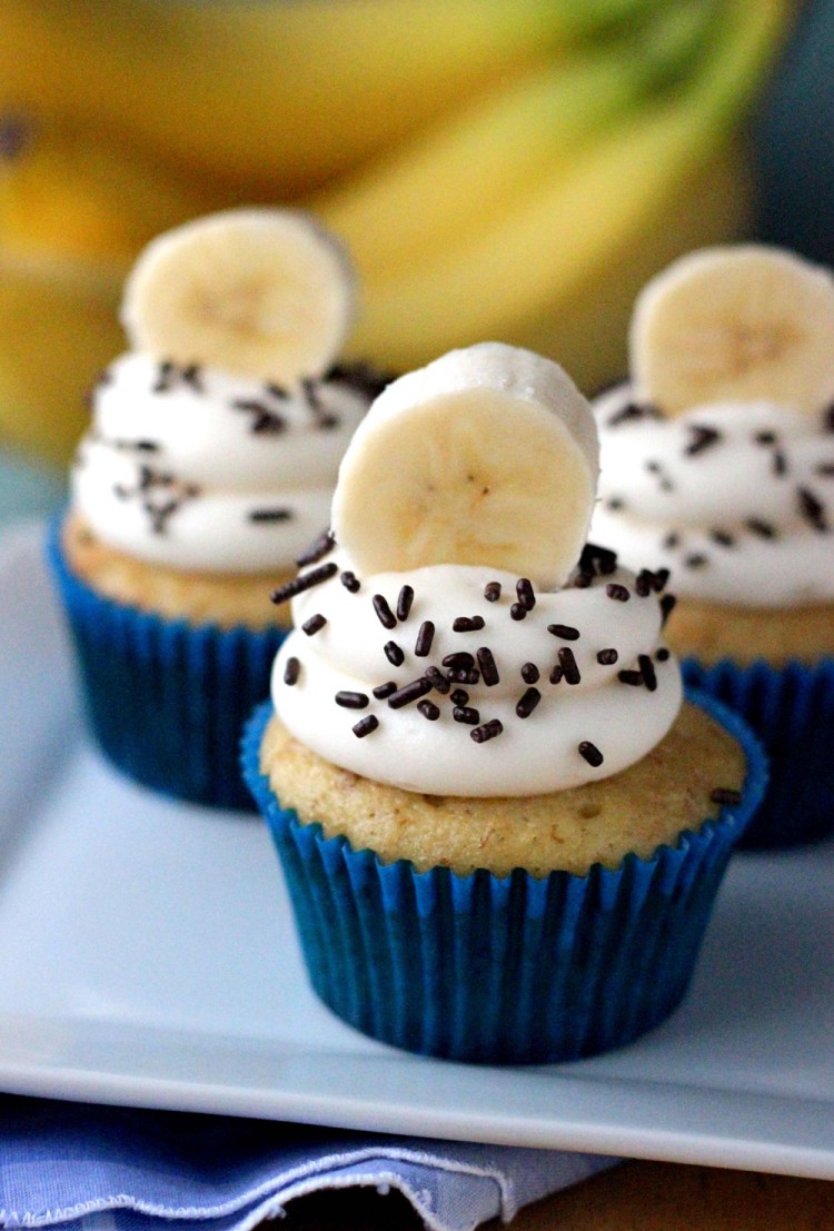 Banana cupcakes with cream frosting