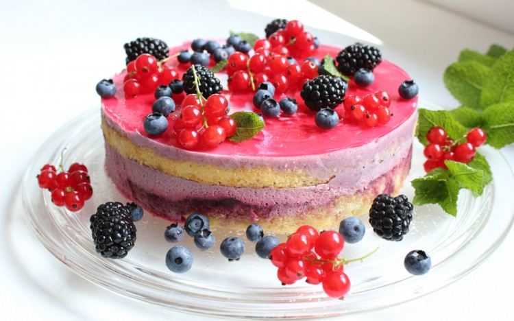 Fresh berry cake