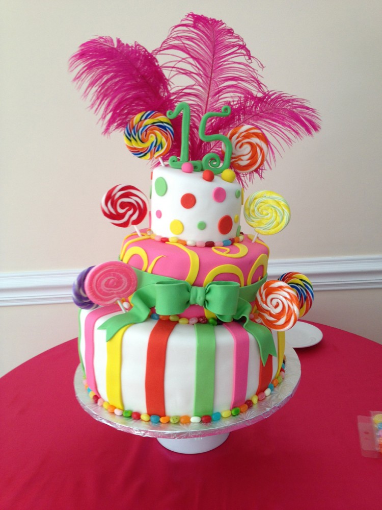 Quinceanera cake with pink feathers