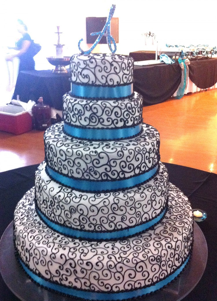 Quinceanera cake with swirls
