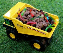 Cake in the toy – tractor