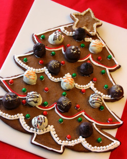 Gingerbread tree with candies