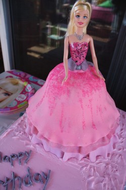 Happy birthday cake – Barbie