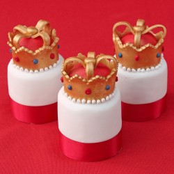 Mini crown cakes