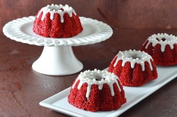 Mini red velvet cakes