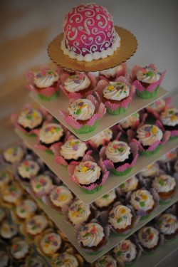 Quinceanera cake with cupcakes