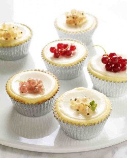 Cheesecake cupcakes with currants