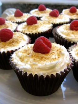 Cheesecake cupcakes with raspberry