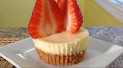 Cheesecake cupcakes with strawberry