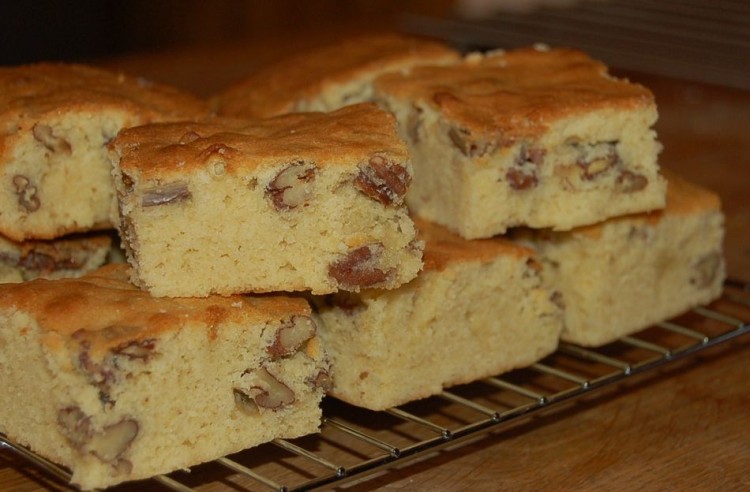 Madeira cake with nuts