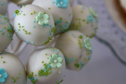 Wedding cake pops with little flowers