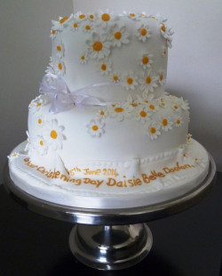 Christening cake with daisies