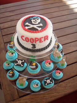 Pirate cake with cupcakes